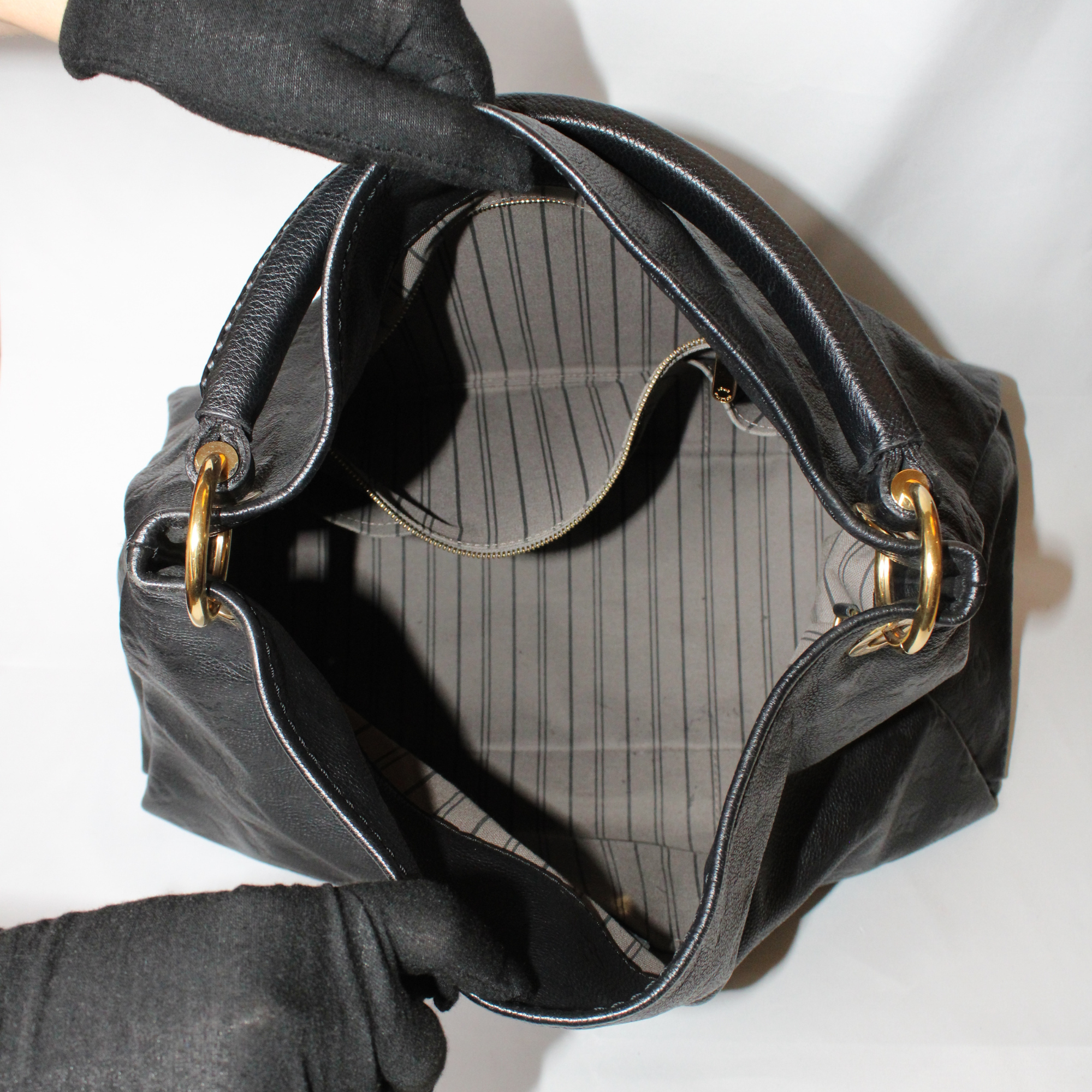 Louis Vuitton Monogram Artsy MM bag